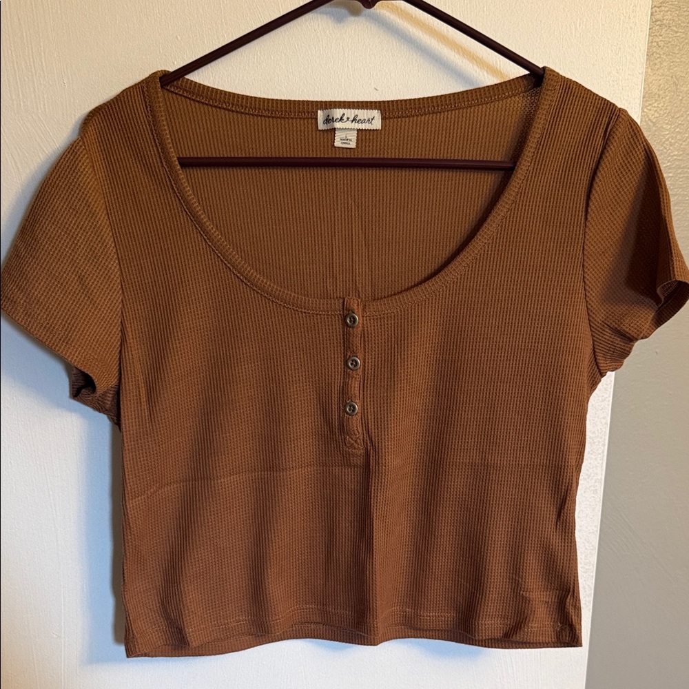 Women’s Derek Heart Brown Waffle Henley Crop Top - Short Sleeve